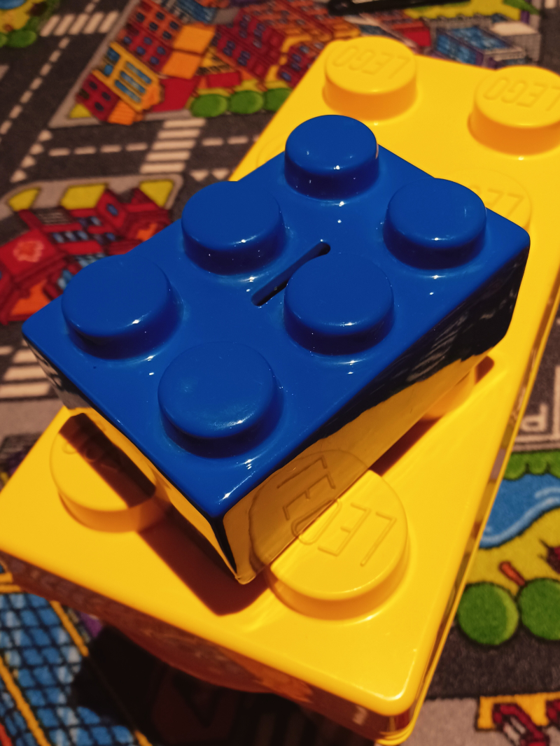 Idée cadeau, une tirelire-brique Lego !