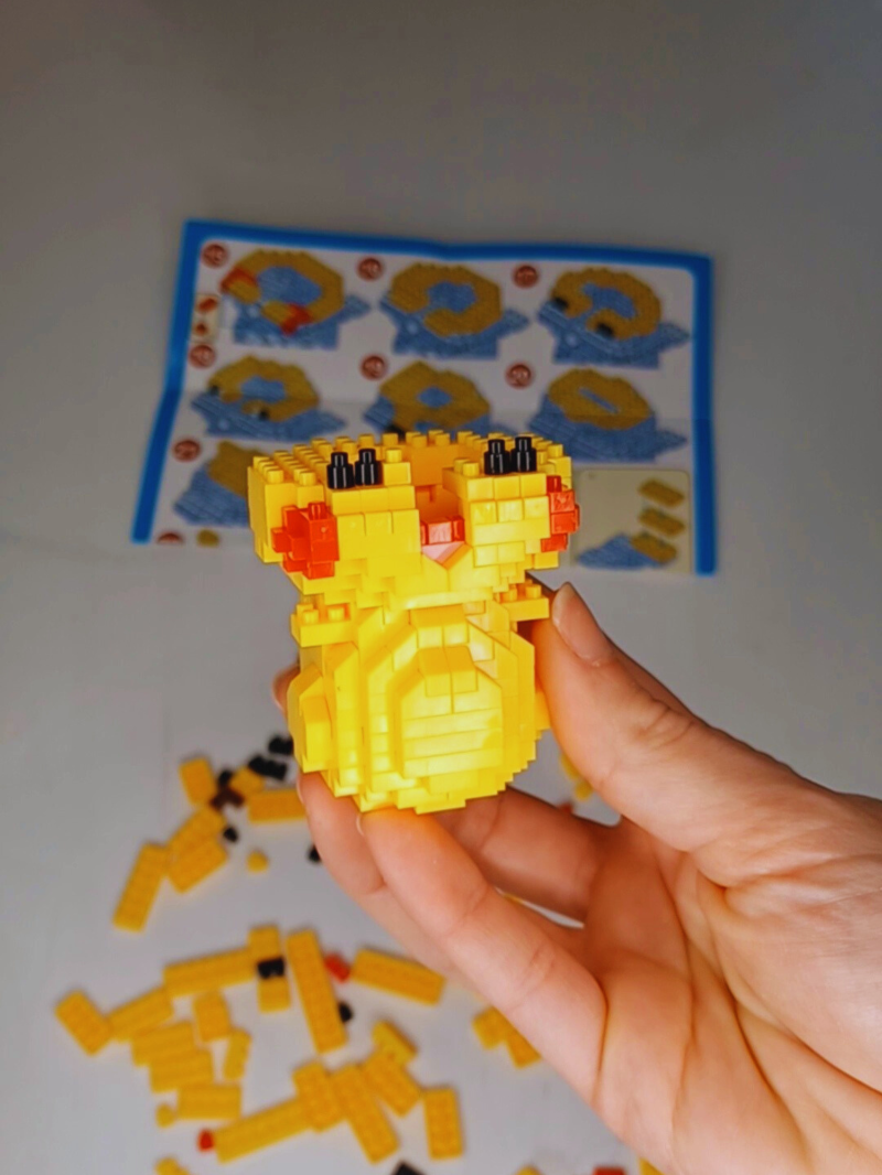 Construire Pikachu avec patience.